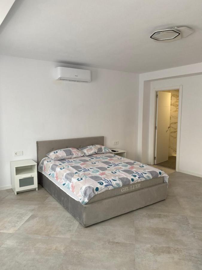 Del Mar Three Bed Flat. *